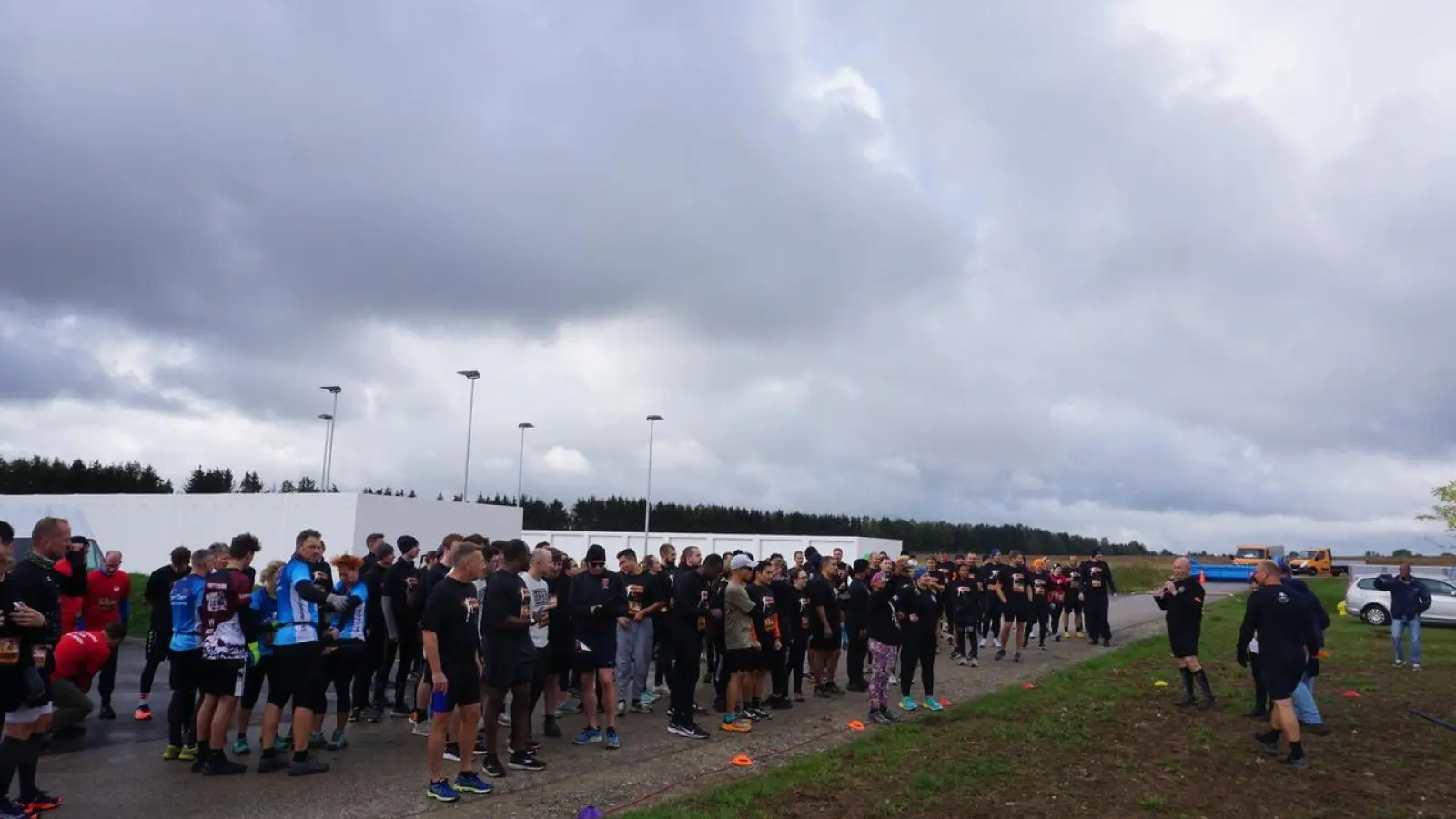 Vor dem Start wärmen sich die Teilnehmenden auf und es gibt eine kurze Begrüßung. (Foto: Paul Wiese)