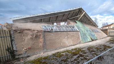 Auf dem Areal des ehemaligen Landmaschinenhandels Ziegler an der Neustädter Markgrafenstraße hat der Abbruch der Gebäude begonnen. Bis Jahresende soll dort ein Rewe-Einkaufsmarkt entstehen.  (Foto: Mirko Fryska)