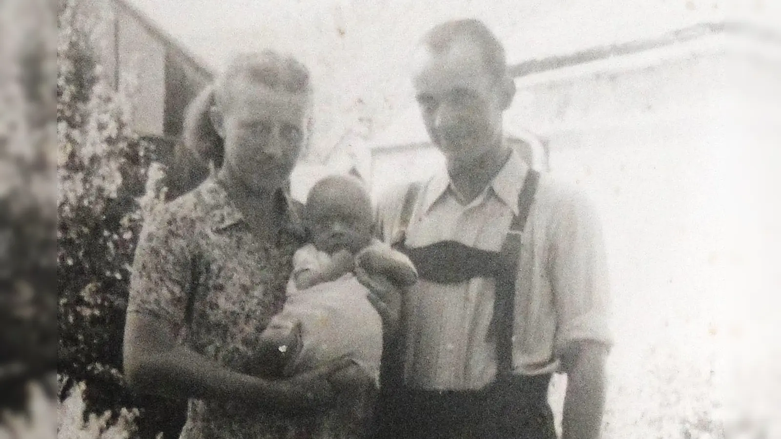 Frieda und Andreas Beyerlein mit dem gerade einmal drei Monate alten Söhnchen Walter auf einer Aufnahme im Juli 1947. (Repro: W. Vennemann)