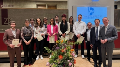 Die Freude beim Festabend war groß: Unser Foto zeigt die diesjährigen Preisträgerinnen und Preisträger der Willi-Dauberschmidt-Stiftung mit (von rechts) OB Dr. Christoph Hammer, Bürgermeister Stefan Ultsch und Stiftungsratsmitglied Christoph Dauberschmidt. (Foto: Friedrich Zinnecker)