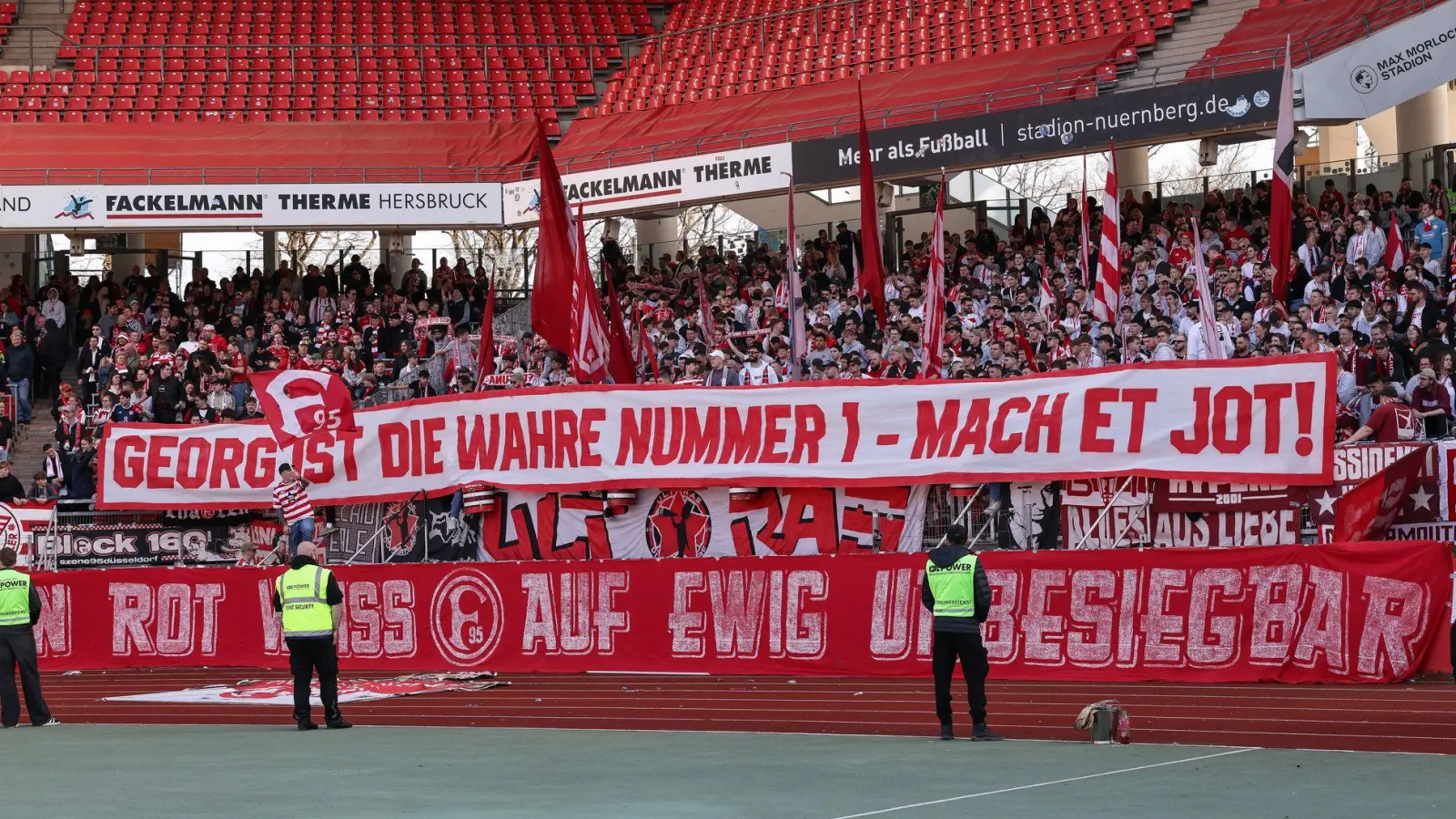 Fans von Fortuna Düsseldorf erinnern beim Spiel in Nürnberg an den gestorbenen früheren Torwart Georg Koch. (Archivbild) (Foto: Daniel Löb/dpa)
