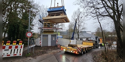 Dreieinhalb Tonnen am Haken: Für das Turmdach war der Autokran eigentlich überdimensioniert. Aber nach der „Aufwärmübung” wird er bei den nächsten beiden Etappen deutlich stärker gefordert.  (Foto: Wolfgang Grebenhof)