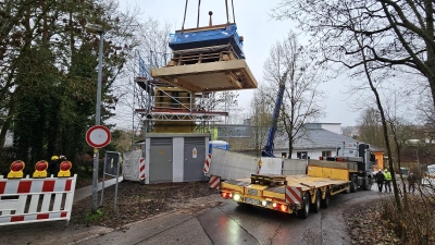 Dreieinhalb Tonnen am Haken: Für das Turmdach war der Autokran eigentlich überdimensioniert. Aber nach der „Aufwärmübung” wird er bei den nächsten beiden Etappen deutlich stärker gefordert.  (Foto: Wolfgang Grebenhof)