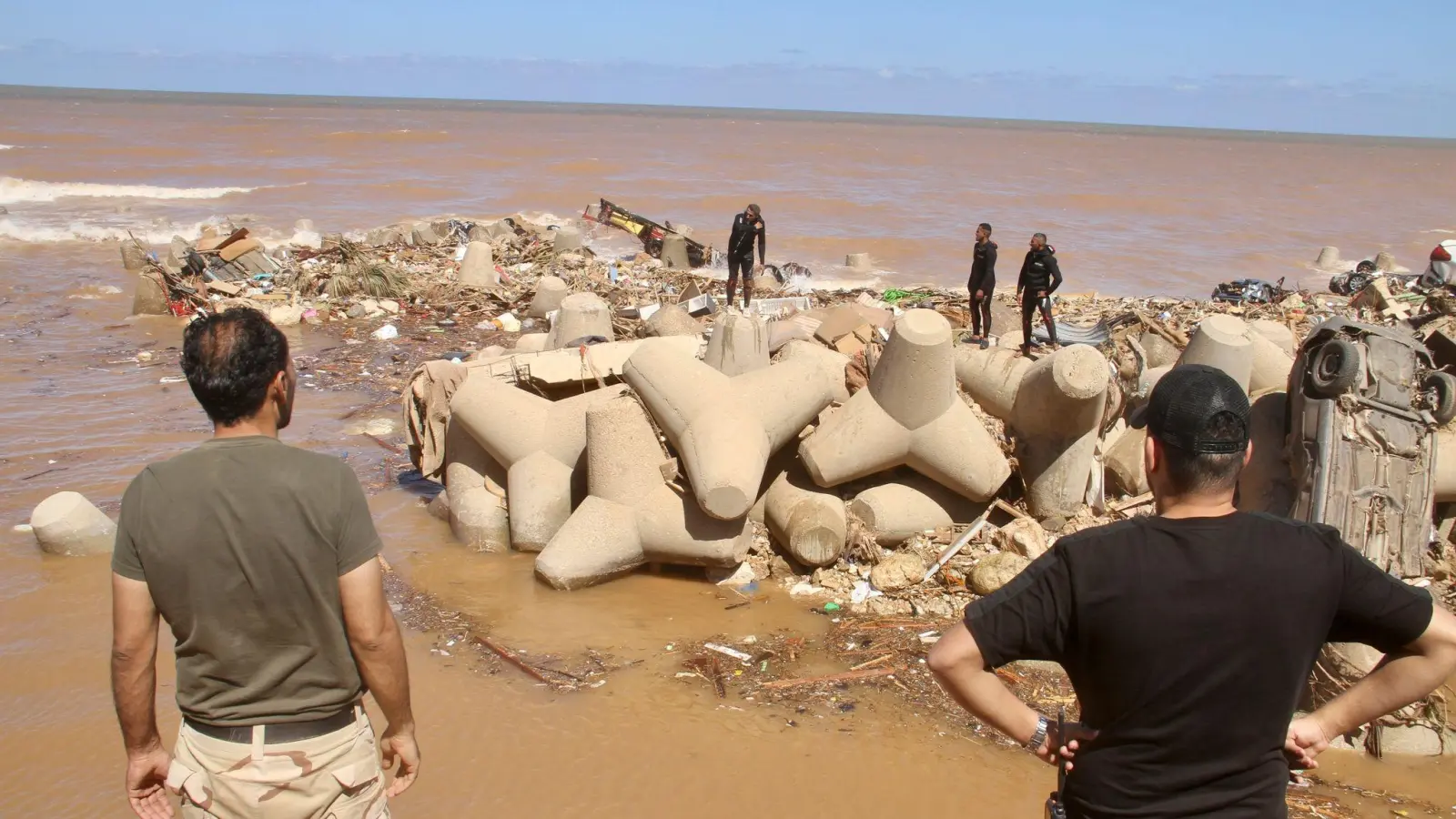 Helfer suchen nach Überlebenden am Meer in Darna. (Foto: Yousef Murad/AP/dpa)