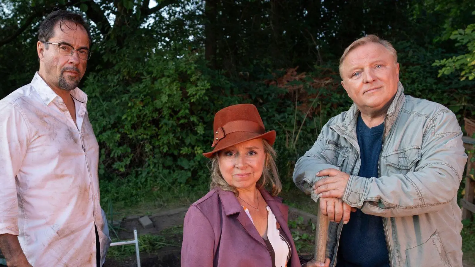 Prof. Karl-Friedrich Boerne (l-r, Jan Josef Liefers), Silke Haller (ChrisTine Urspruch) und Frank Thiel (Axel Prahl) beim Gärtnern. (Foto: Thomas Kost/WDR/Bavaria Fiction GmbH/dpa)