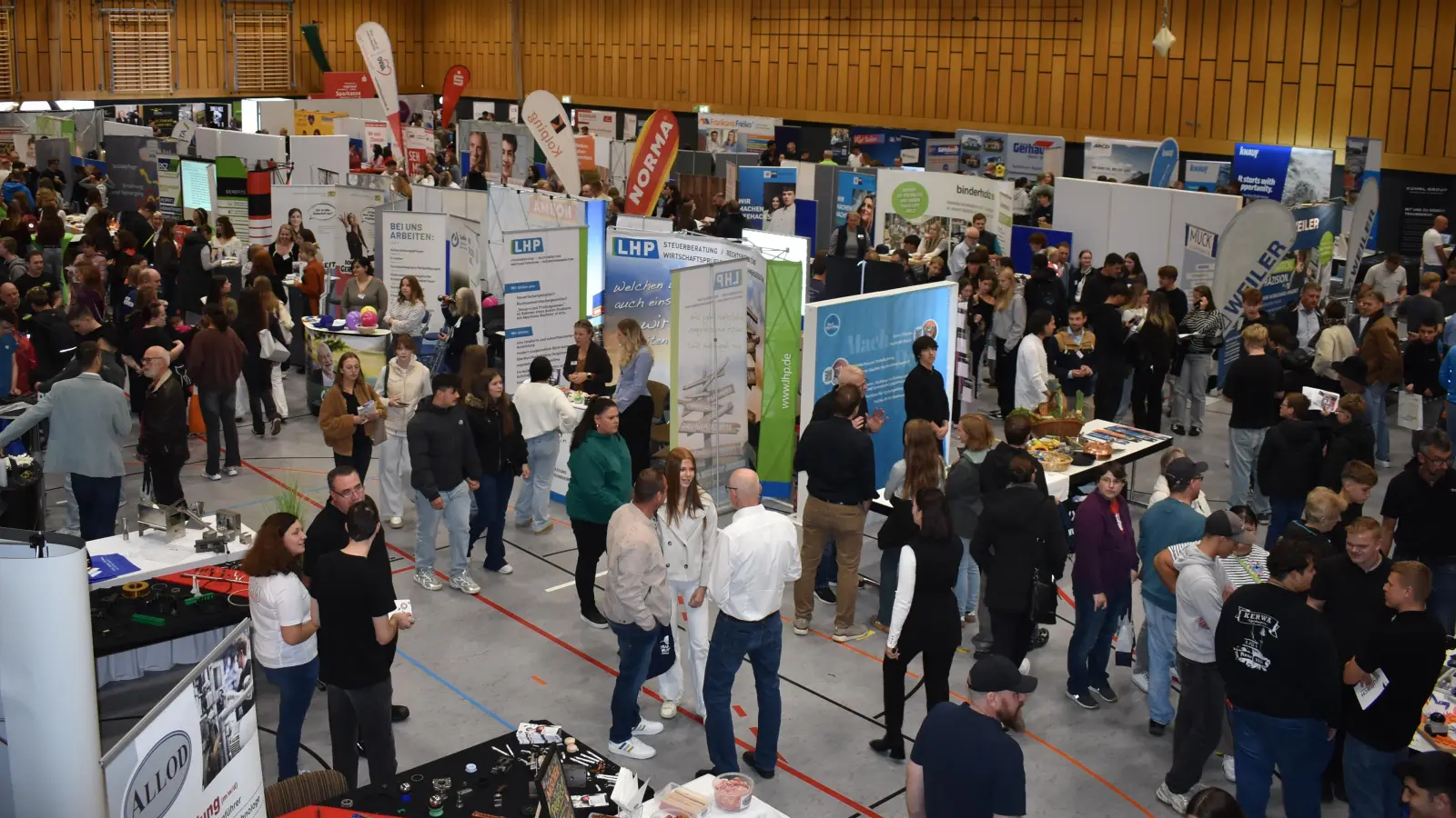 Viel los war schon kurz nach der offiziellen Eröffnung der Ausbildungsbörse in der Neustädter Markgrafenhalle. (Foto: Ute Niephaus)