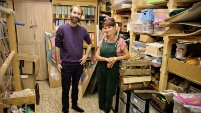 Im Lager der Jungen Kunstschule: Peter Theil und Monika Tress.  (Foto: Stefan Neidl)