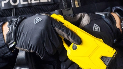 Der Einsatz der Taser birgt auch Gefahren. (Archivbild) (Foto: Andreas Arnold/dpa)