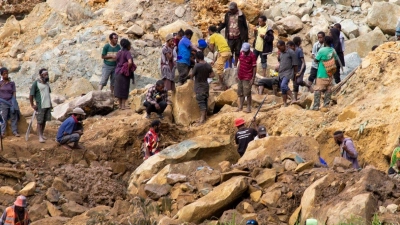 Dorfbewohner in Yambali suchen nach Überlebenden. (Foto: Juho Valta/UNDP Papua New Guinea/AP/dpa)