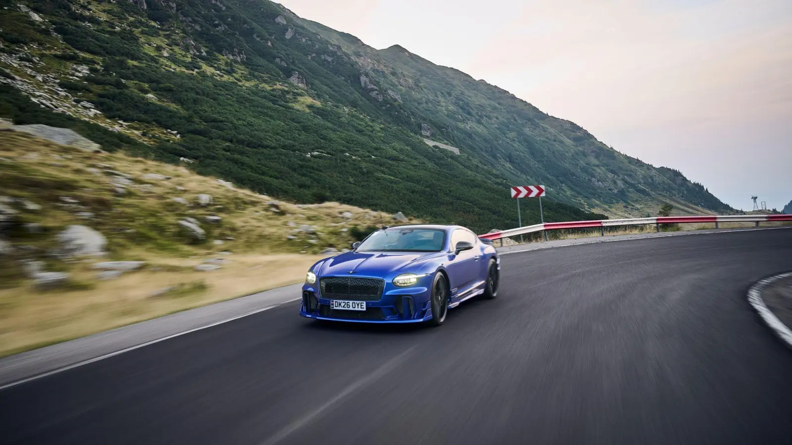 Kein Leichtgewicht, aber leichter: Bentley Supersports geht auf die Kurvenhatz. (Foto: Radu Chindris/Bentley/dpa-tmn)