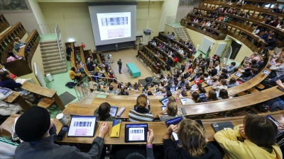 Studierende, die nicht mehr bei den Eltern wohnen und Bafög bekommen, müssen auf eine Erhöhung ein halbes Jahr länger warten. (Symbolbild) (Foto: Jan Woitas/dpa)