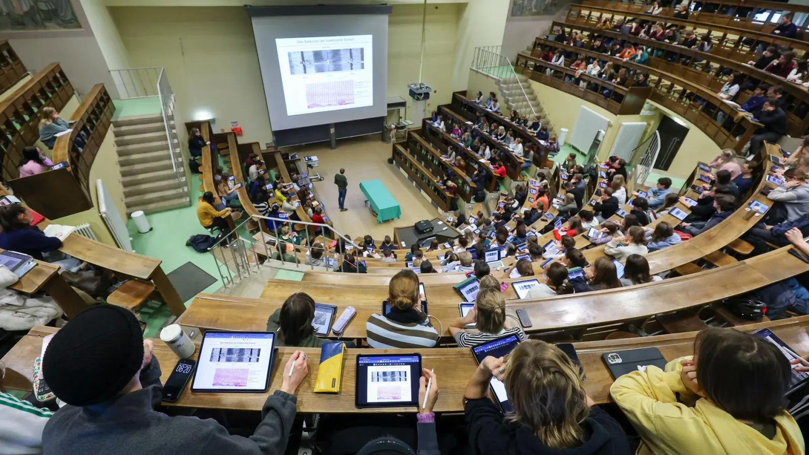 Studierende, die nicht mehr bei den Eltern wohnen und Bafög bekommen, müssen auf eine Erhöhung ein halbes Jahr länger warten. (Symbolbild) (Foto: Jan Woitas/dpa)