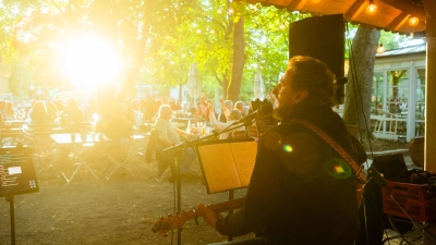 Beim Altstadtfest in Ansbach spielte das Wetter teilweise sehr gut mit – die Besuchenden ließen sich von Regengüssen aber nicht beeindrucken. (Foto: Evi Lemberger)