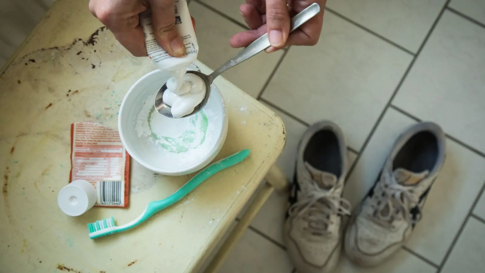 Schritt 1: Je ein Esslöffel Spülmittel, Zahnpasta und Backpulver werden in eine Schale gegeben. (Foto: Christin Klose/dpa-tmn)