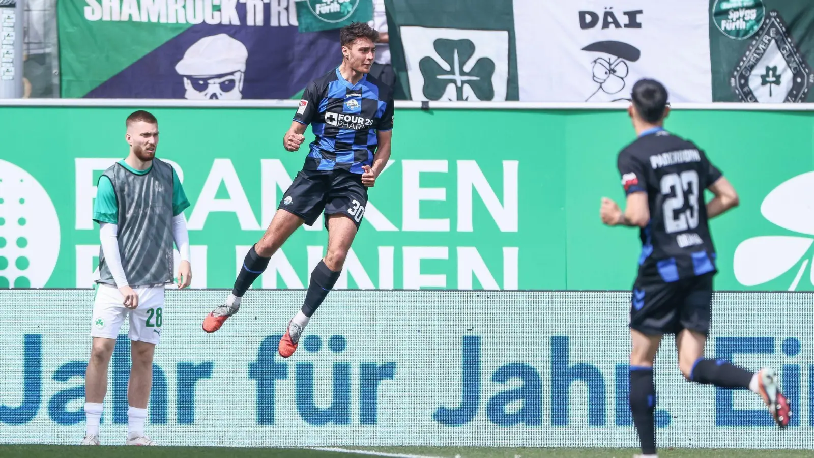 Paderborns Stürmer Stefano Marino bejubelt mit einem Sprung in die Luft sein Führungstor. (Foto: Daniel Löb/dpa)