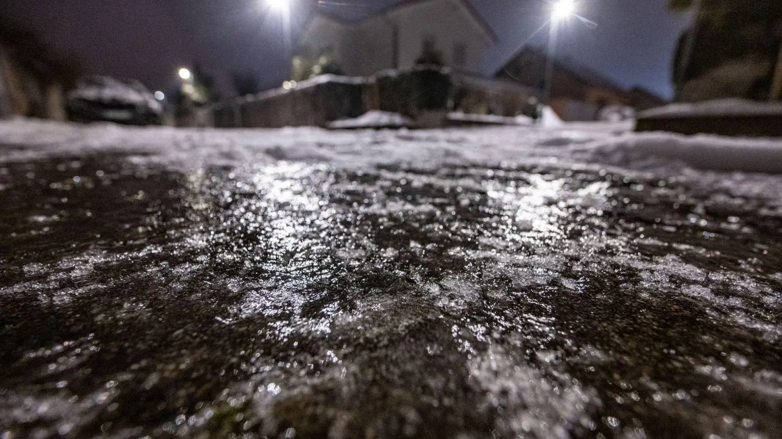 Blitzeis verwandelte Straßen in Bayern in spiegelglatte Rutschbahnen.  (Foto: Armin Weigel/dpa)