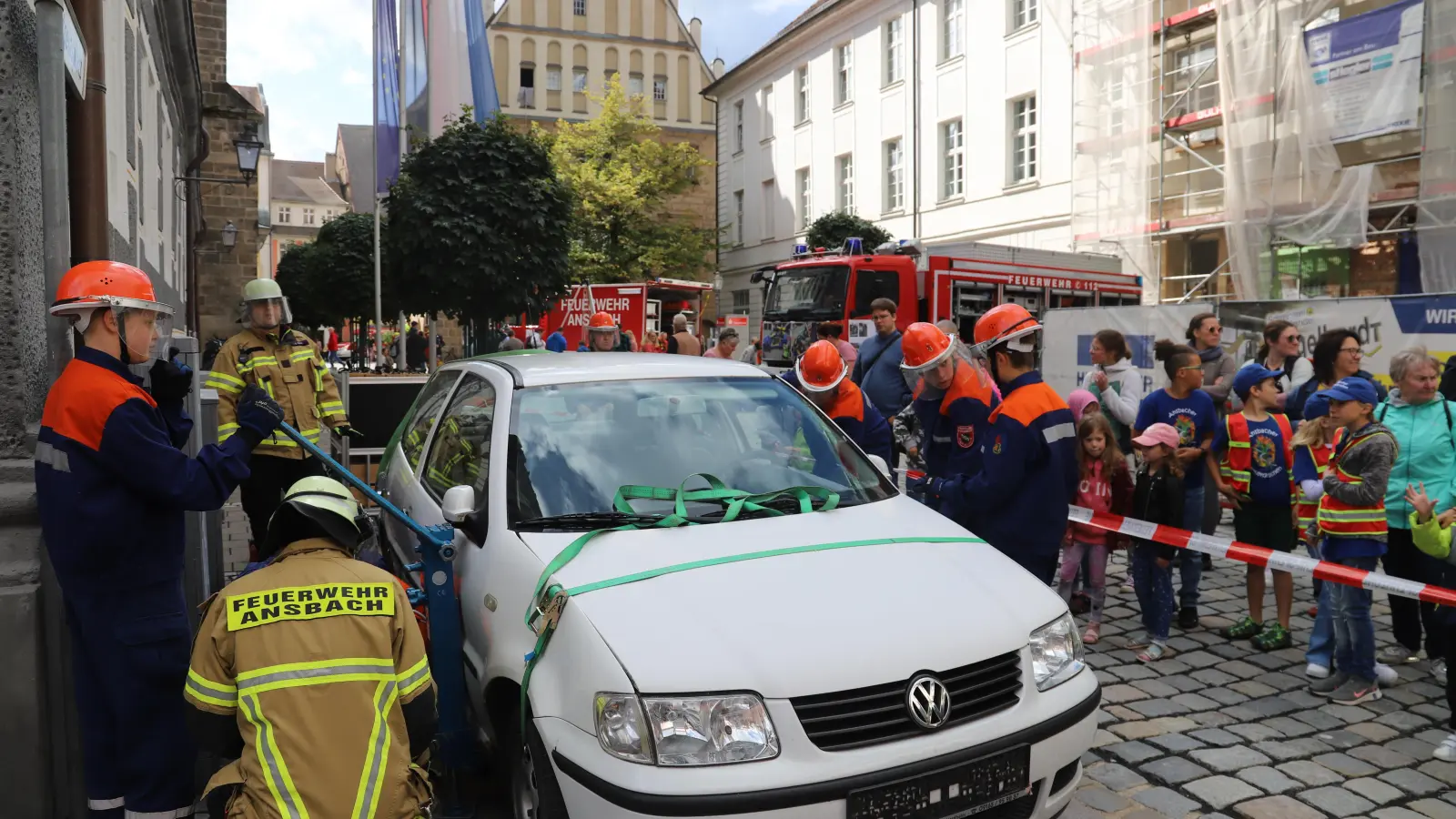 Bei der Übung des Feuerwehrnachwuchses sehen viele Menschen zu. (Foto: Oliver Herbst)