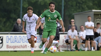 Der Ansbacher Neuzugang Tarkan Ücüncü (vorne) im Test gegen den FC Ingolstadt II. (Foto: Martin Rügner)