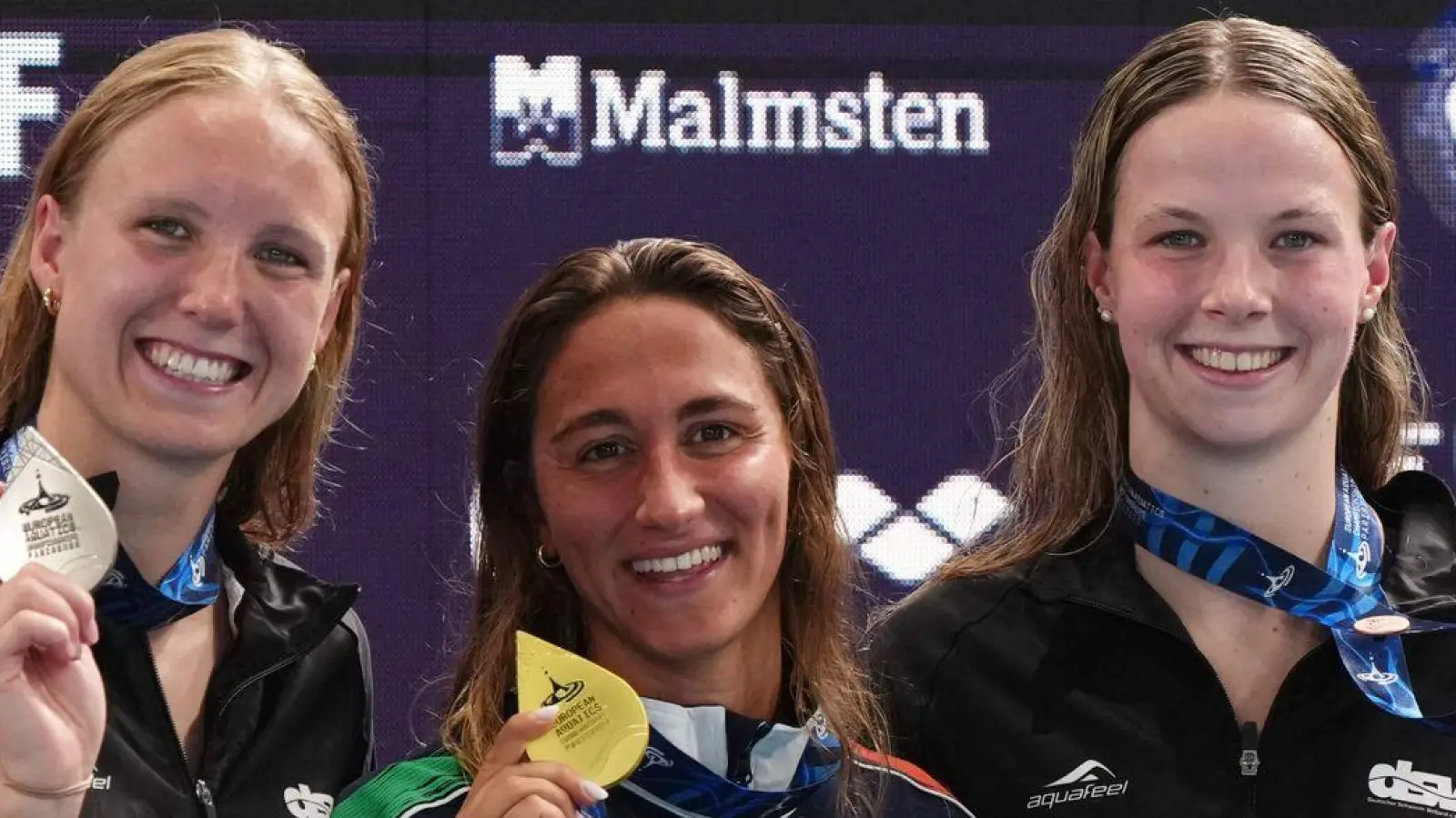 Freude mit Edelmetall: Isabel Gose (l) und Maya Werner (r) bei der Siegerehrung. (Foto: Dimitar Dilkoff/AFP/dpa)