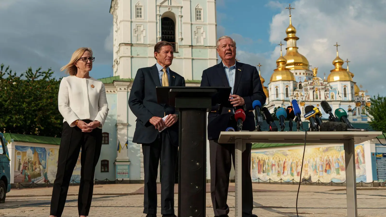 Die US-Senatoren LIndsey Graham und Richard Blumenthal haben in Kiew auch den ukrainischen Präsidenten Wolodymyr Selenskyj zu Gesprächen getroffen.  (Foto: Vasilisa Stepanenko/AP/dpa)