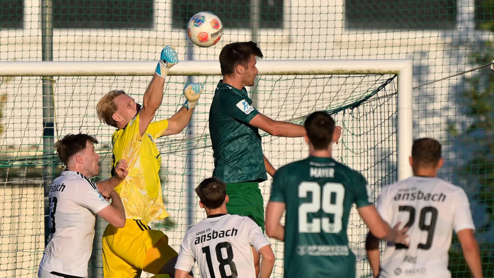 SpVgg-Torwart Nils Leidenberger kommt vor Bastian Bösl an den Ball. Links Verteidiger Matthias Hahn. (Foto: JT-Presse/Johannes Traub)