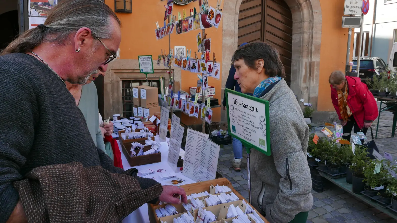 Insbesondere Tomaten-Samen waren hier gefragt: Das Samenfest lockte viele Interessierte an die Stände vor der Schranne in der Dinkelsbühler Altstadt. (Foto: Roman Kocholl)