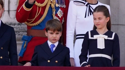 Schon sieben Jahre alt: Prinz Louis (M.) ist das jüngste Kind von William und Kate. (Archivbild) (Foto: Alberto Pezzali/AP)