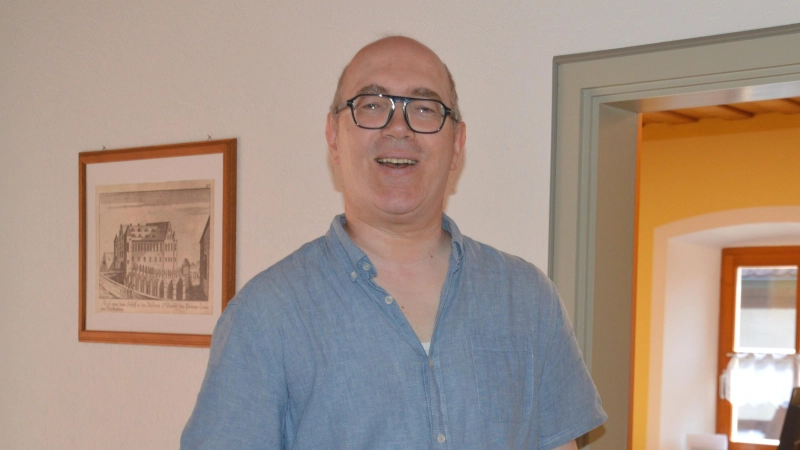 Stefan Carmanns am Eingang zu seinem Amtszimmer. Seine neue Aufgabe als Bürgermeister sieht der 49-Jährige langfristig, wie er sagt. (Foto: Peter Tippl)