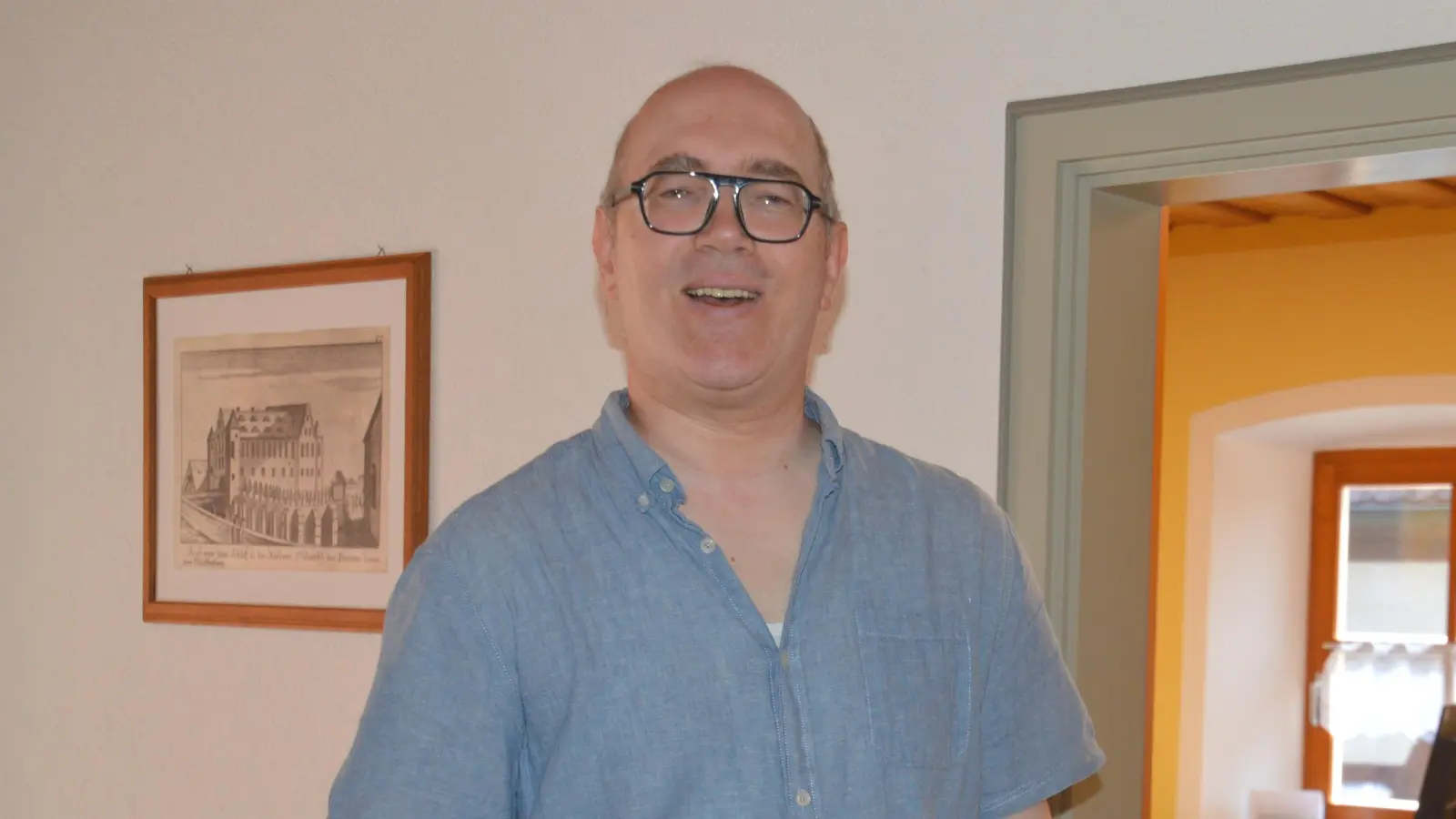 Stefan Carmanns am Eingang zu seinem Amtszimmer. Seine neue Aufgabe als Bürgermeister sieht der 49-Jährige langfristig, wie er sagt. (Foto: Peter Tippl)