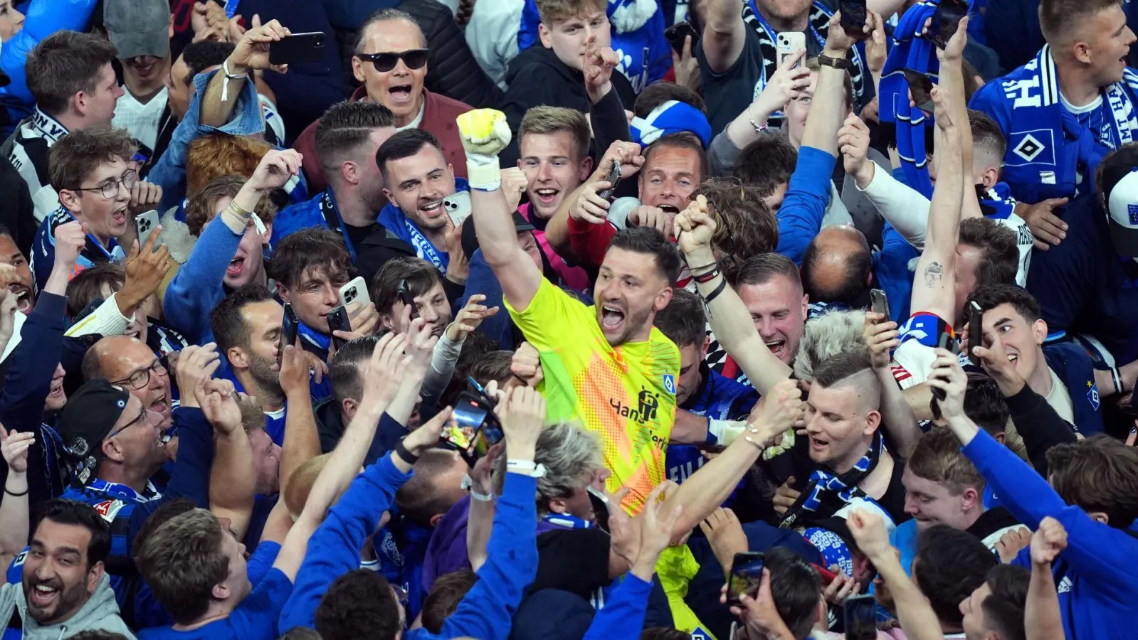 Mitten unter den Fans: HSV-Torwart Daniel Heuer Fernandes (Foto: Marcus Brandt/dpa)