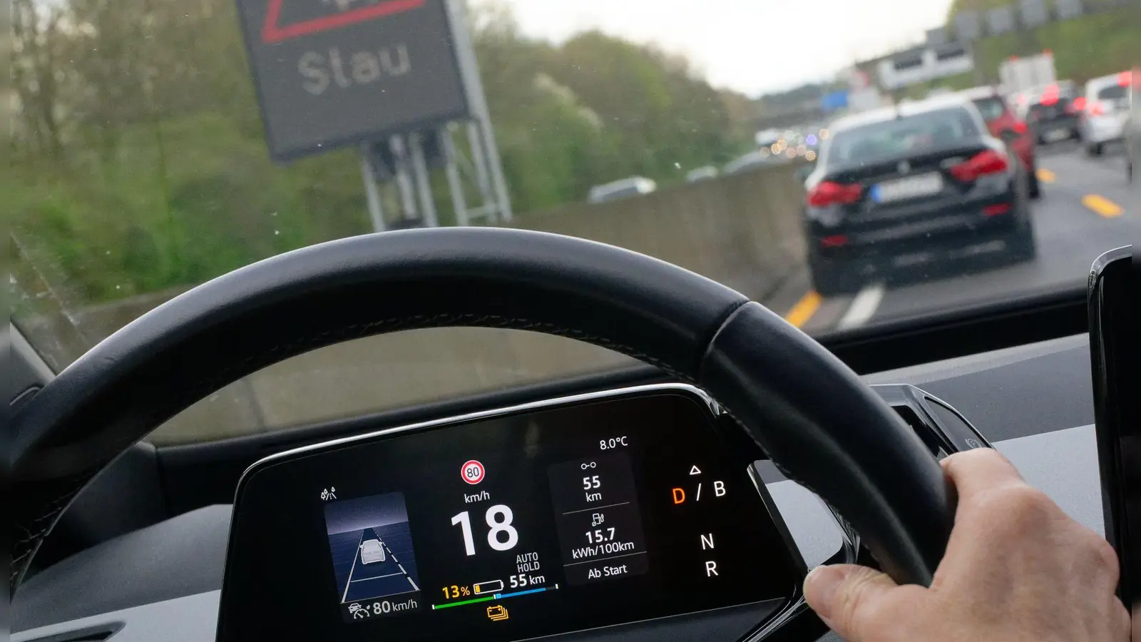 Stromverbrauch im Stand geht klar: Selbst bei langen Staus können Fahrer von Elektroautos entspannt bleiben. (Foto: Henning Kaiser/dpa/dpa-tmn)