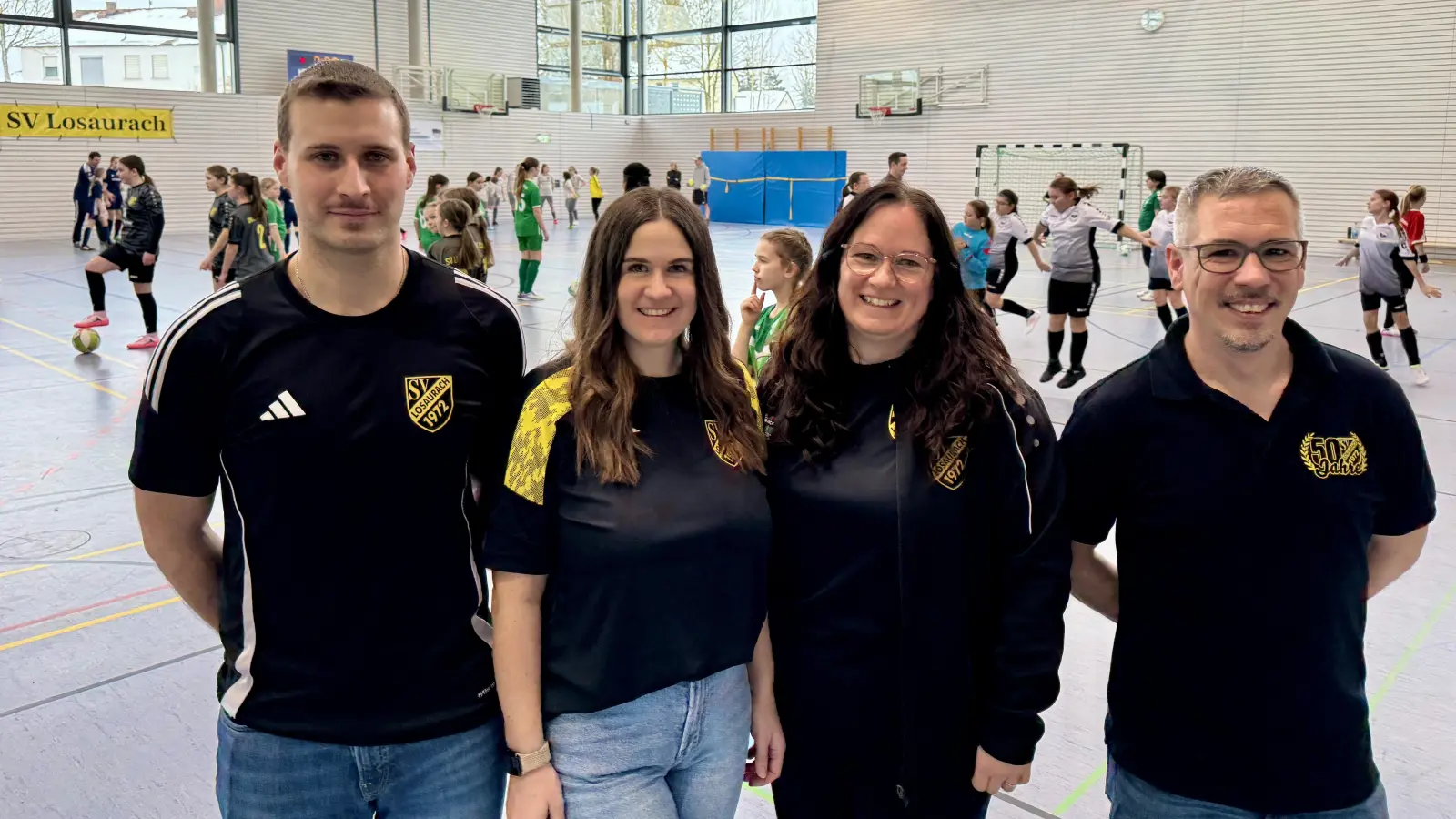 Die Organisatoren des 1. Mädels-Hallenfußballturniers vom SV Losaurach: Henric Raab, Jugendleiter, Lisa Eckert, Abteilungsleiterin für Mädchen-/Frauenfußball, Susanne Stohmaier, 1. Vorstand, Dominik Tuleweit, Jugendleiter (v.l.).  (Foto: Josefine Mühlroth)