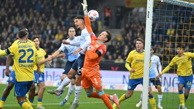 Das Tor zum 0:1: Bochums Cajetan Lenz ist eher am Ball als Braunschweigs Torwart Ron-Thorben Hoffmann. (Foto: Swen Pförtner/dpa)