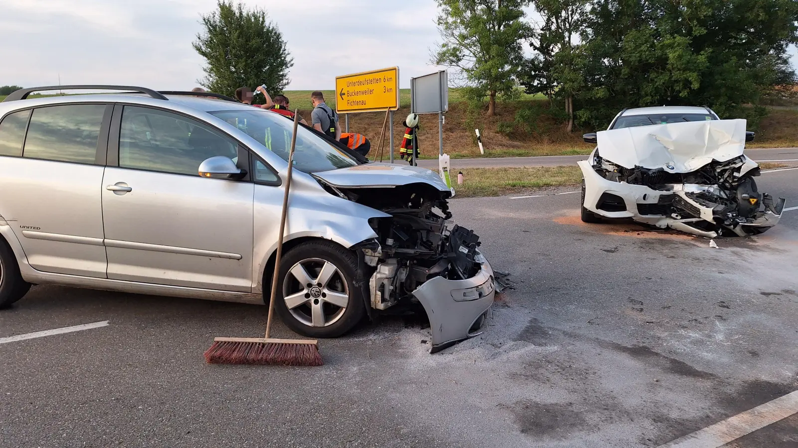 Unfall am Freitag bei Segringen: Beide Fahrer erlitten leichte Verletzungen, ihre Autos mussten abgeschleppt werden.  (Foto: Roman Kocholl)