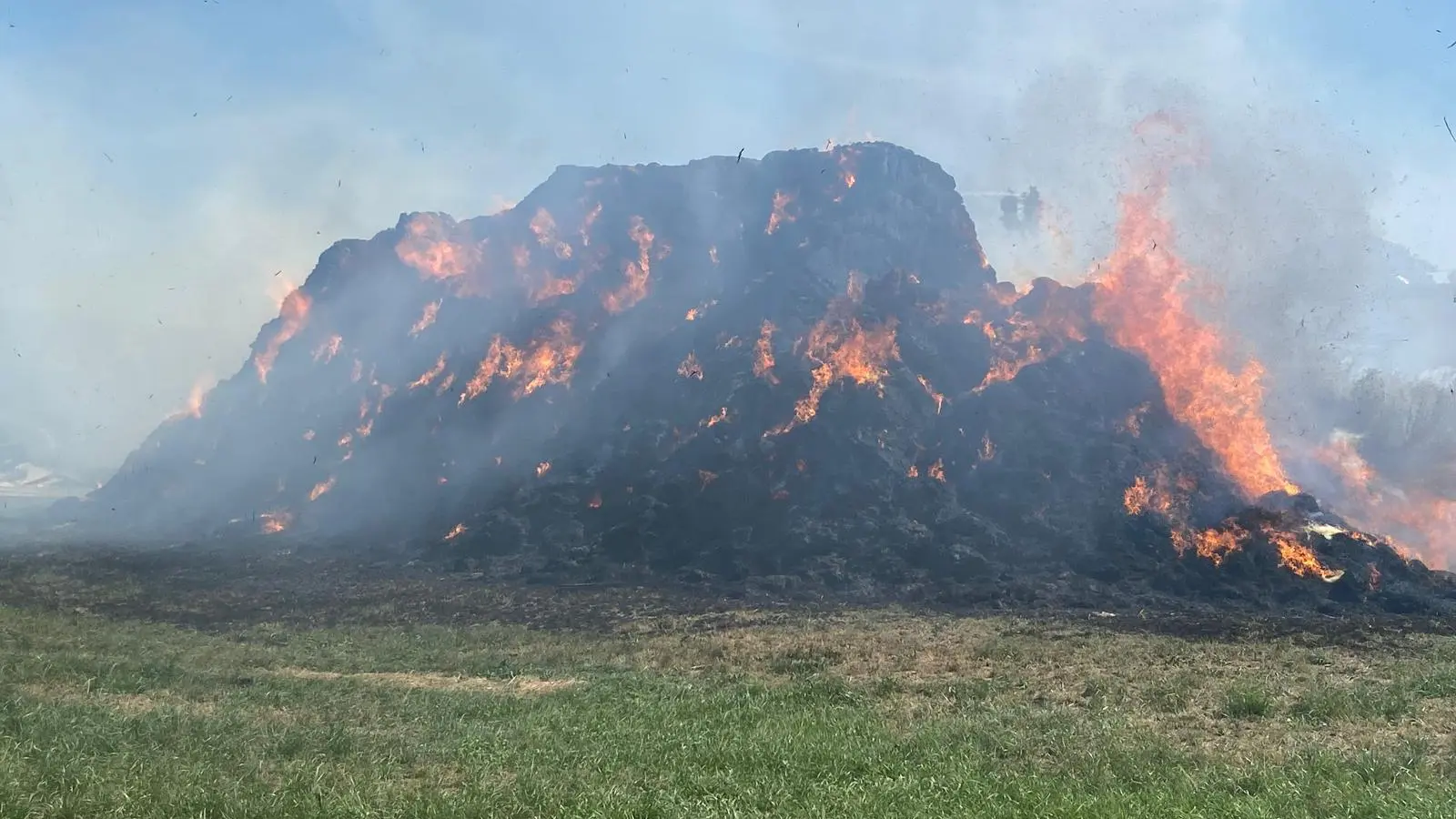 Strohballen hatten in Obermögersheim Feuer gefangen. (Foto: Feuerwehr Wassertrüdingen/Heiko Birret)