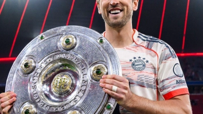 Harry Kane mit der Meisterschale. (Foto: Tom Weller/dpa)