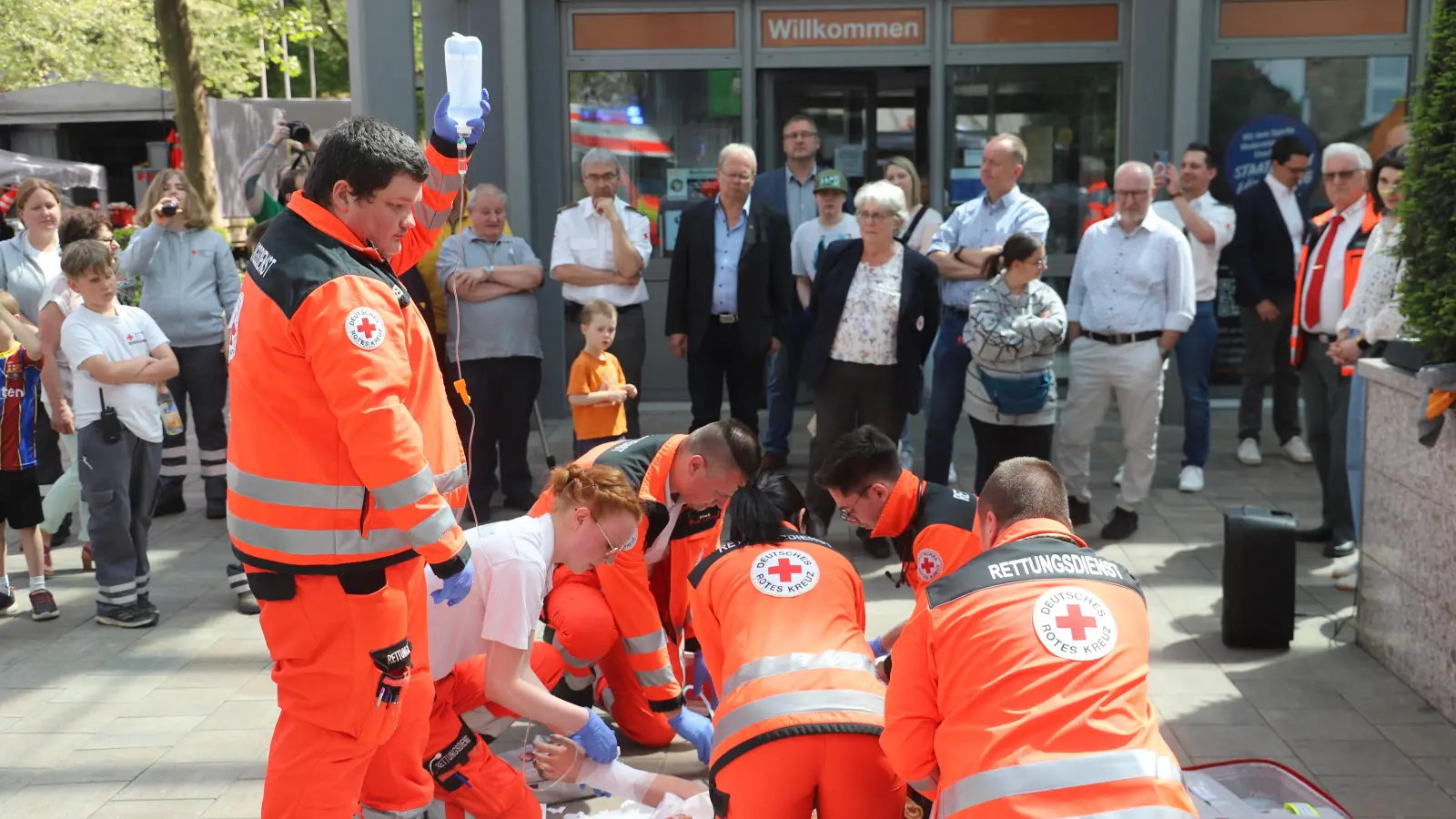 Die Zuschauer erleben in der Vorführung fast hautnah, wie die Retter im Falle eines Falles handeln. (Foto: Oliver Herbst)