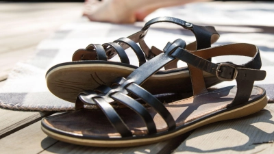 Auf den Halt kommt es an: Wer rückenfreundlich unterwegs sein will, sollte Sandalen mit anatomisch geformtem Fußbett und verstellbaren Riemen wählen. (Foto: Christin Klose/dpa-tmn)