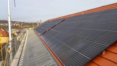 Über 23.000 Photovoltaikanlagen produzieren Strom im Landkreis Ansbach. Auch das Landratsamt Ansbach nutzt diese Art der Energiegewinnung auf seinen Dächern, wie hier im Bild. (Foto: Landratsamt Ansbach/Thomas Ammon)
