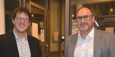 Verfolgten den Ausgang der Bürgermeisterwahl im Rathaus: Jörg Edelmann, Kandidat des Bürgerbündnisses (links), und CSU-Kandidat Jochen Reuter sind in der nächsten Runde. Die Stichwahl findet am 22. März statt. (Foto: Peter Tippl)