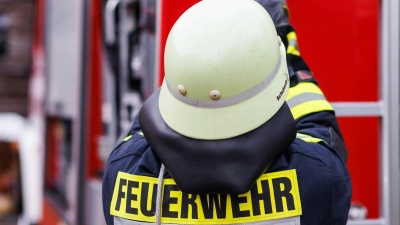 Feuerwehrleute müssen binnen weniger Tage mehrere kleinere Waldbrände in und um die Landeshauptstadt herum löschen. (Symbolbild) (Foto: Philipp von Ditfurth/dpa)