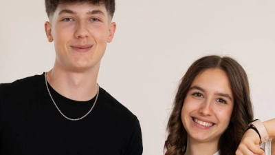 Aki und Rina (r) wurden von den Zuschauern zu den Gewinnern gekürt.  (Foto: Andrea Enderlein/Kika/dpa)