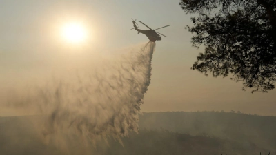 Mindestens zwei Menschenleben haben die Brände bislang gefordert (Foto: Petros Karadjias/AP/dpa)