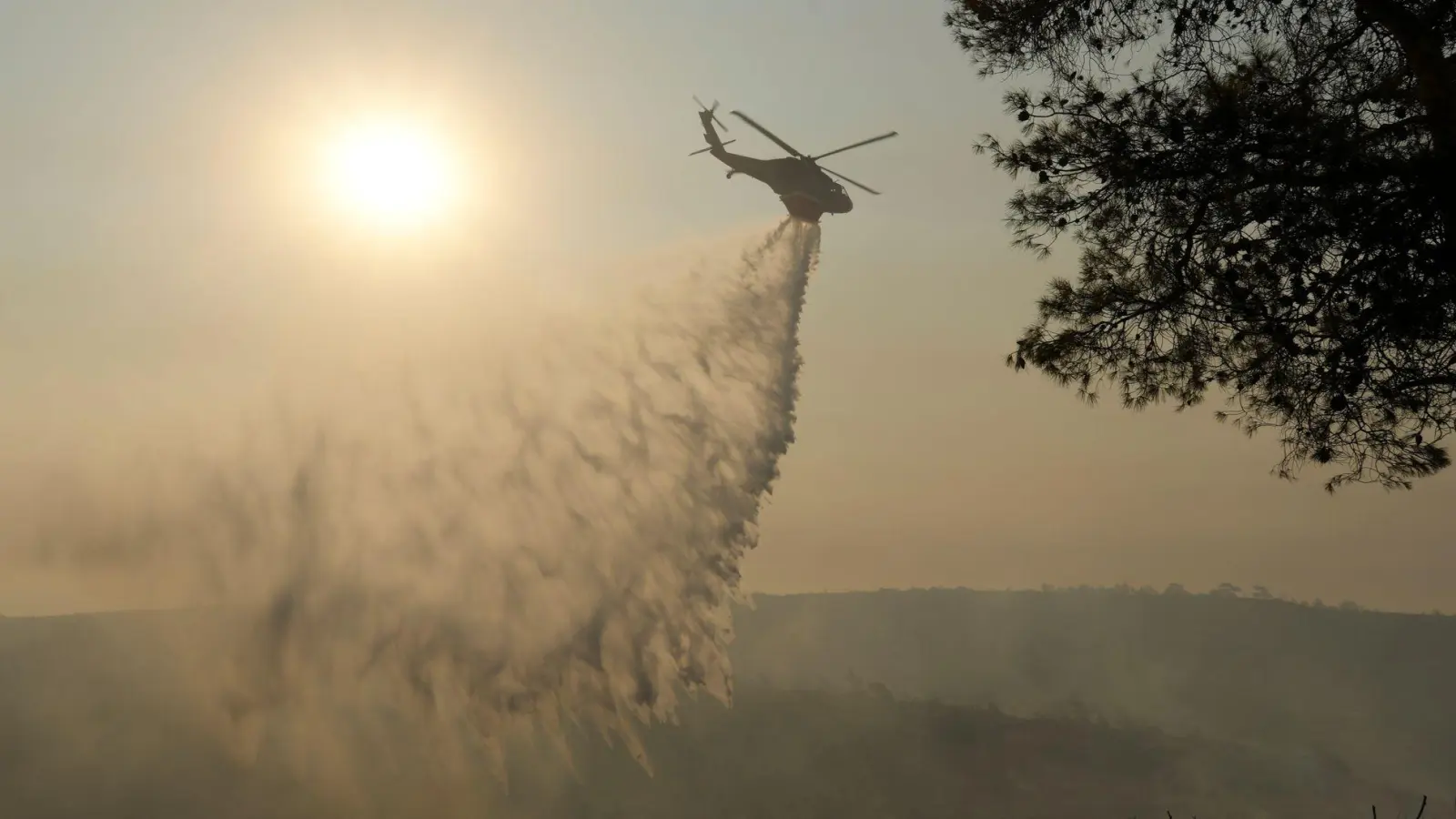 Mindestens zwei Menschenleben haben die Brände bislang gefordert (Foto: Petros Karadjias/AP/dpa)