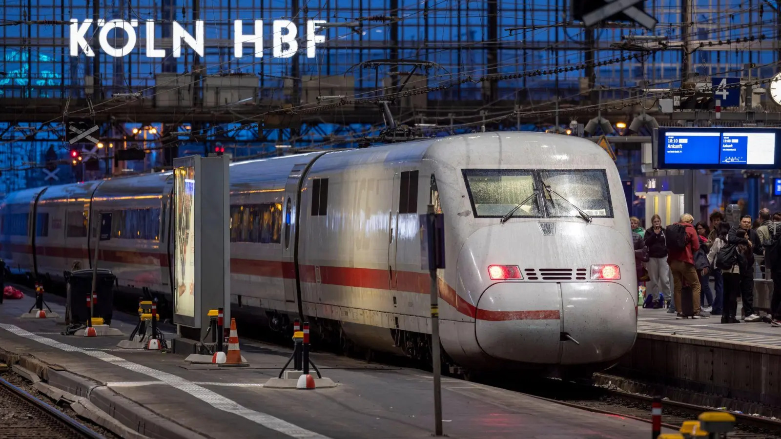 Ein ICE im Kölner Hauptbahnhof. Am 23. Februar wird der Fernverkehr hier für zwölf Stunden umgeleitet. (Archivbild) (Foto: Thomas Banneyer/dpa)