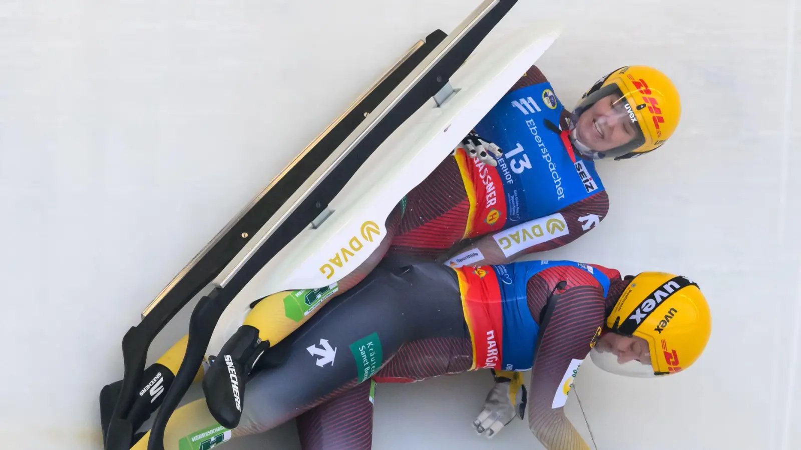 Die Olympia-Starterinnen Dajana Eitberger (r) und Magdalena Matschina stürzten beim Weltcup in Oberhof.   (Foto: Robert Michael/dpa)