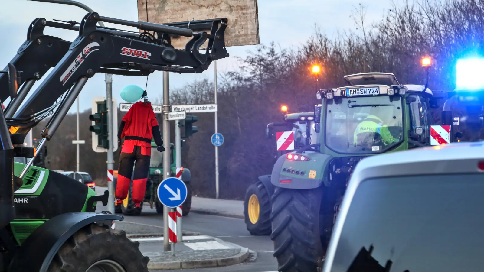 Am Mittwochmorgen fand im Ansbacher Stadtgebiet wieder ein Protestzug der Landwirte statt. Hierbei wurden wichtige Verkehrswege für den Pendlerverkehr behindert. (Foto: Tizian Gerbing)