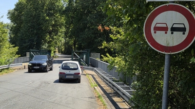 Die Wulkersdorfer Brücke wurde so eingeengt, dass nur ein Fahrzeug auf einmal sie passieren kann. In drei oder vier Jahren soll mit dem Neubau begonnen werden.  (Foto: Rainer Weiskirchen)