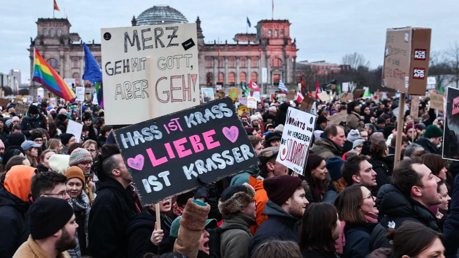 Insgesamt mehrere 100.000 Menschen haben in den vergangenen Wochen so wie hier in Berlin gegen eine Zusammenarbeit von CDU und AfD demonstriert (Archivbild).  (Foto: Hannes P. Albert/dpa)