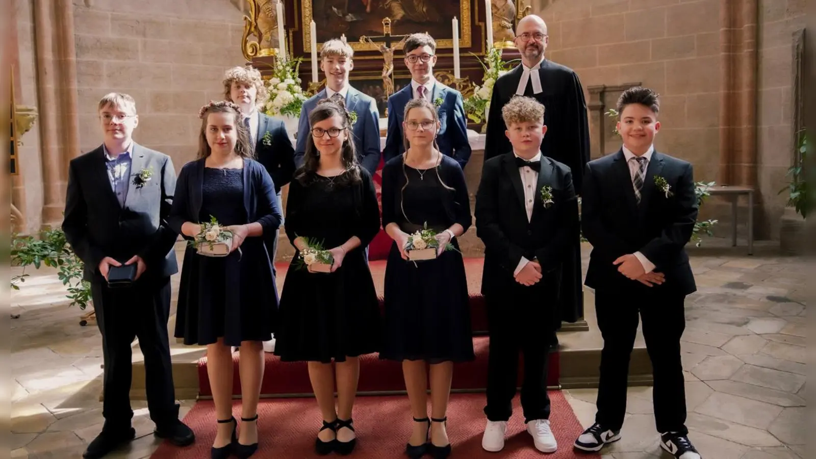 In der Evang.-luth. Kirchengemeinde Königshofen an der Heide feierten sechs Jungen und drei Mädchen aus den Ortsteilen Königshofen, Arberg und Waffenmühle mit Pfarrer Michael Weber die Konfirmation. (Foto: Carolin Knade)